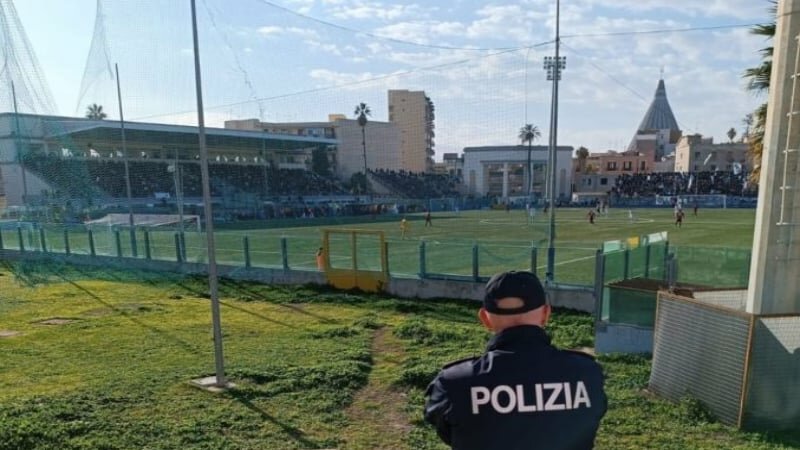 Tenta di dar fuoco a minivan Palagonia calcio
