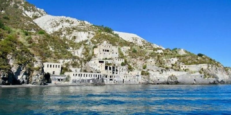 Imprenditore cade da impalcatura e muore