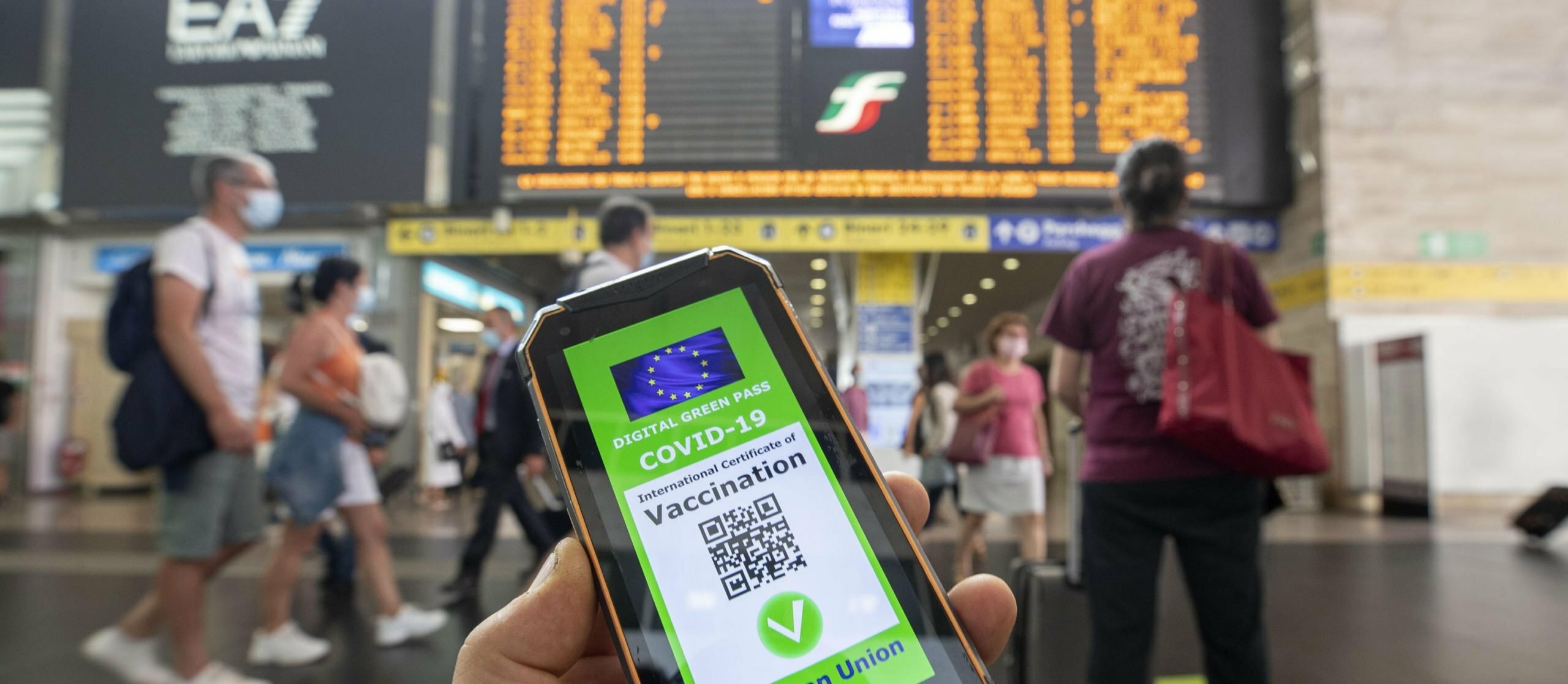 Green pass valido 6 mesi, ffp2 sui mezzi pubblici