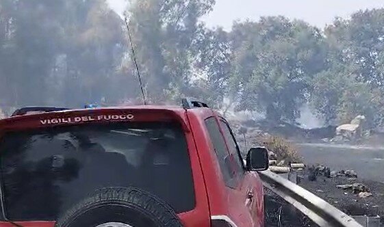 Fiamme sulla A18, traffico paralizzato