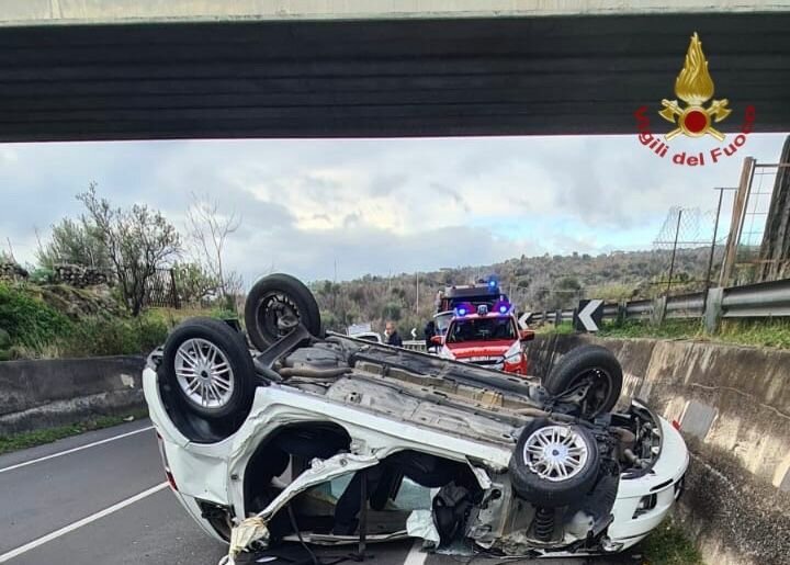 Scontro auto-camion: un ferito nel Catanese