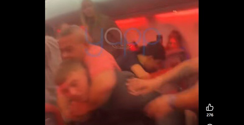 Scoppia rissa in aereo: sangue sui sedili e denti sul pavimento Scoppia rissa in aereo: sangue sui sedili e denti sul pavimento