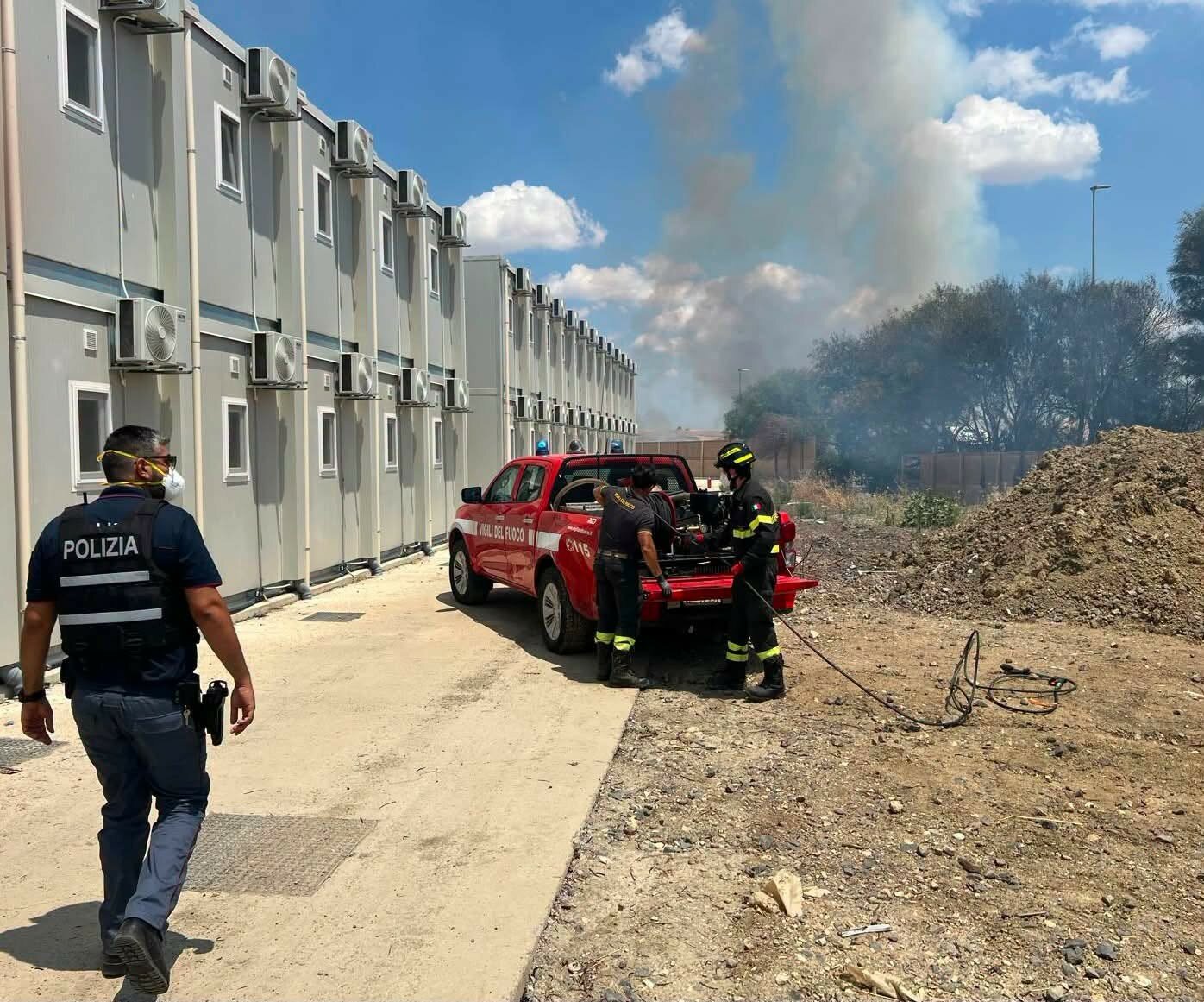Incendio ad Agira, evacuato cantiere ferroviario