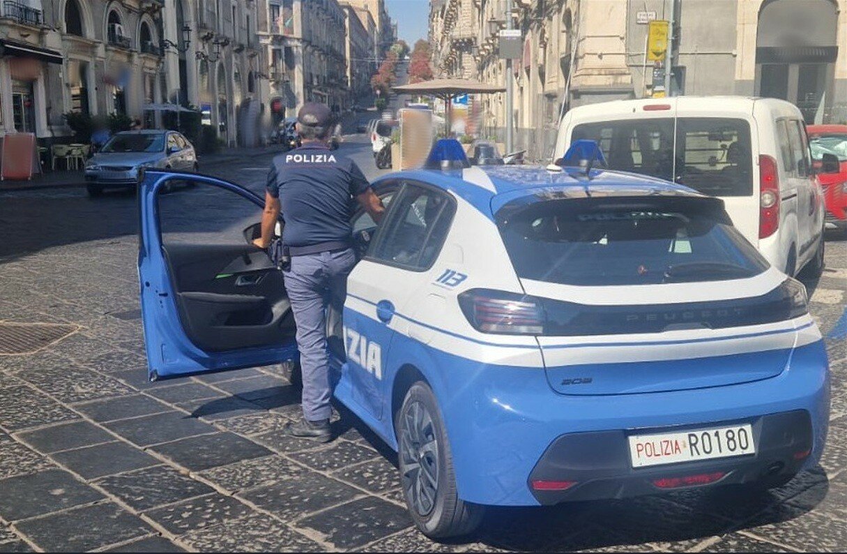 Catania, ruba l'incasso alla titolare: bloccato dalla folla