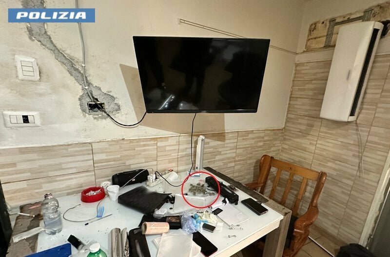 Gettano droga nel water, ma non basta: arrestati Gettano droga nel water, ma non basta: arrestati