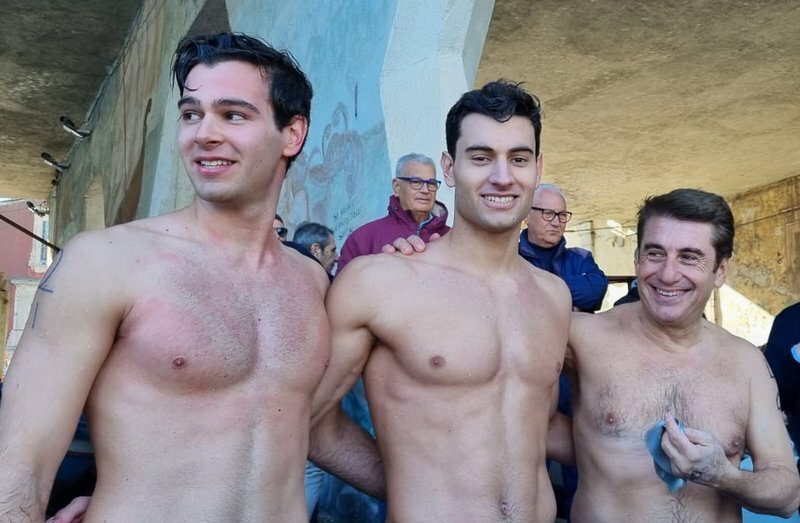 A Catania tradizionale (e gelido) tuffo di fine anno