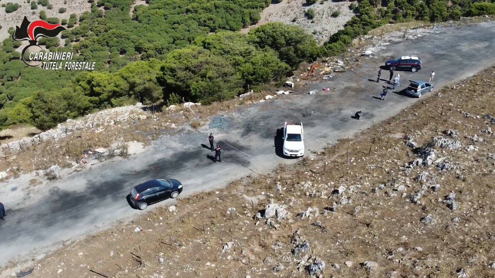 Bruciano 500 chili di cavi rubati nel bosco