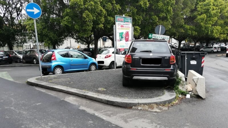 'Parcheggio selvaggio a Catania, multa non basta'