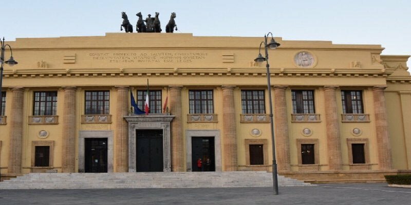 Sesso con gli studenti: prof condannato