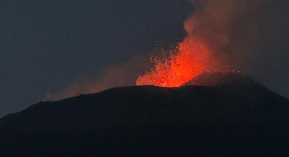 Nero dell'Etna: cenere su Catania, voli ridotti