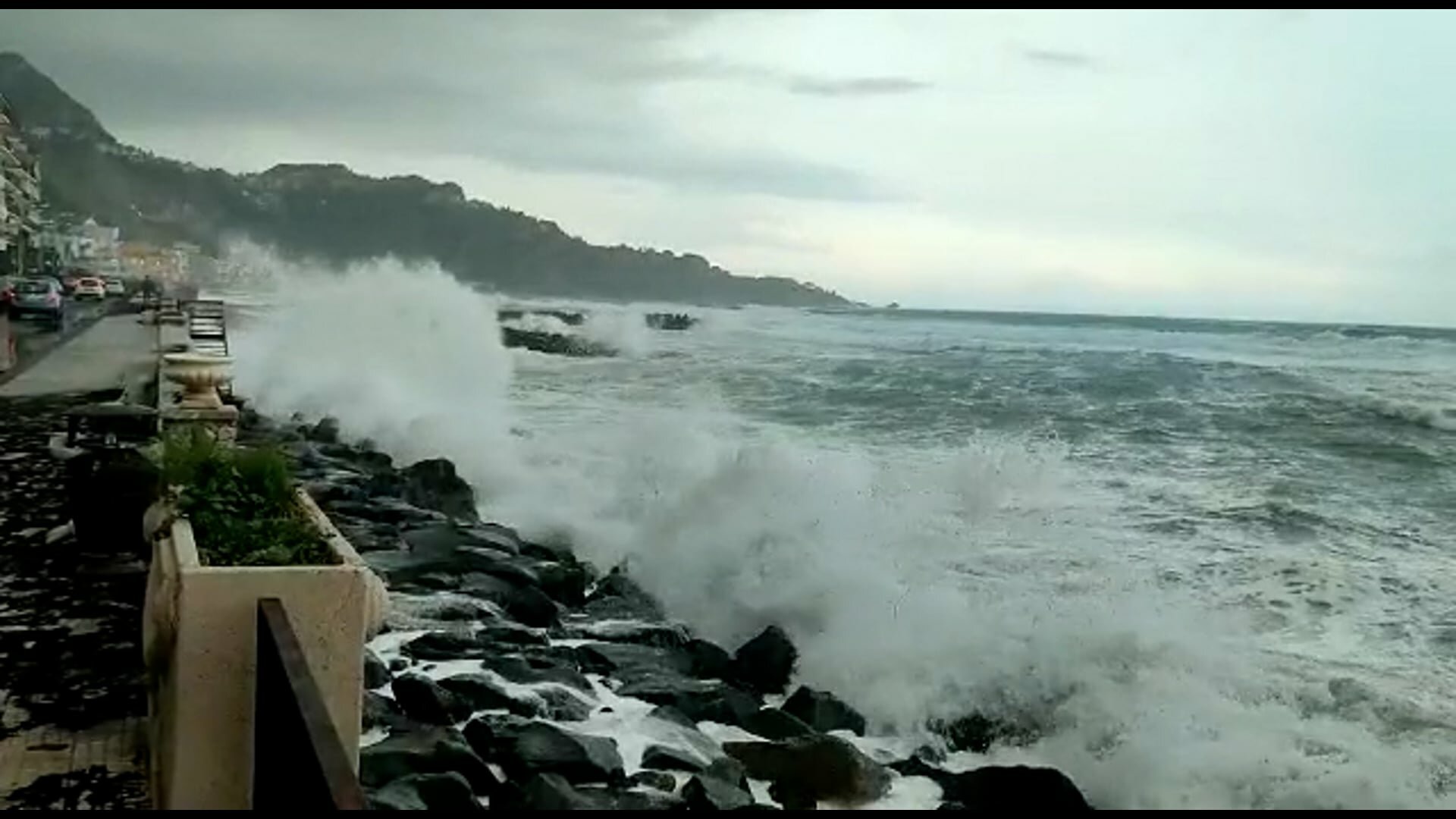 Mare inquinato: niente bagno a Giardini