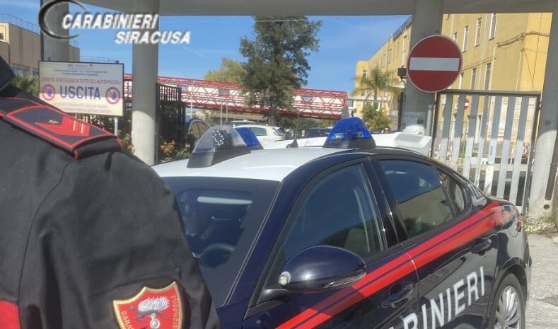 Lo ricoverano in ospedale, lui lo saccheggia