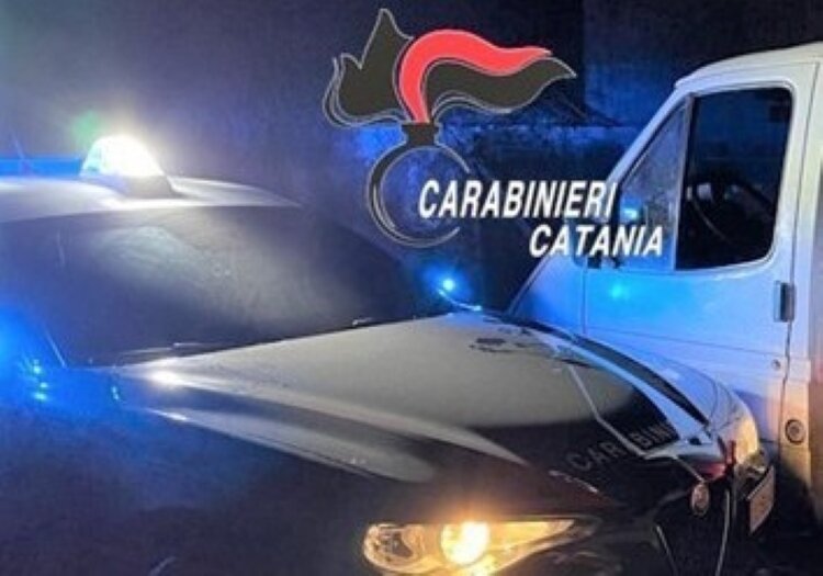 Ruba al corriere in via Etnea e fugge con la bici