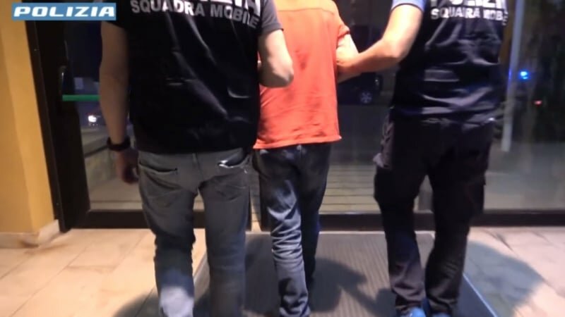 Si barrica con la bombola pronta a esplodere