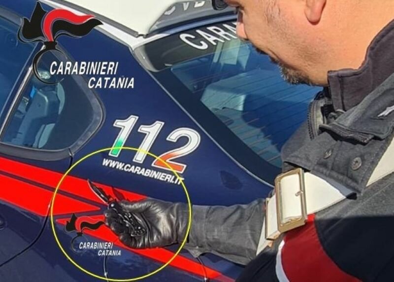 Preso mentre passeggia con un coltello in mano