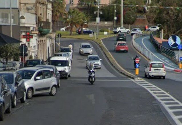 Alt a Ognina: scappa e rischia di investire agente Alt a Ognina: scappa e rischia di investire agente