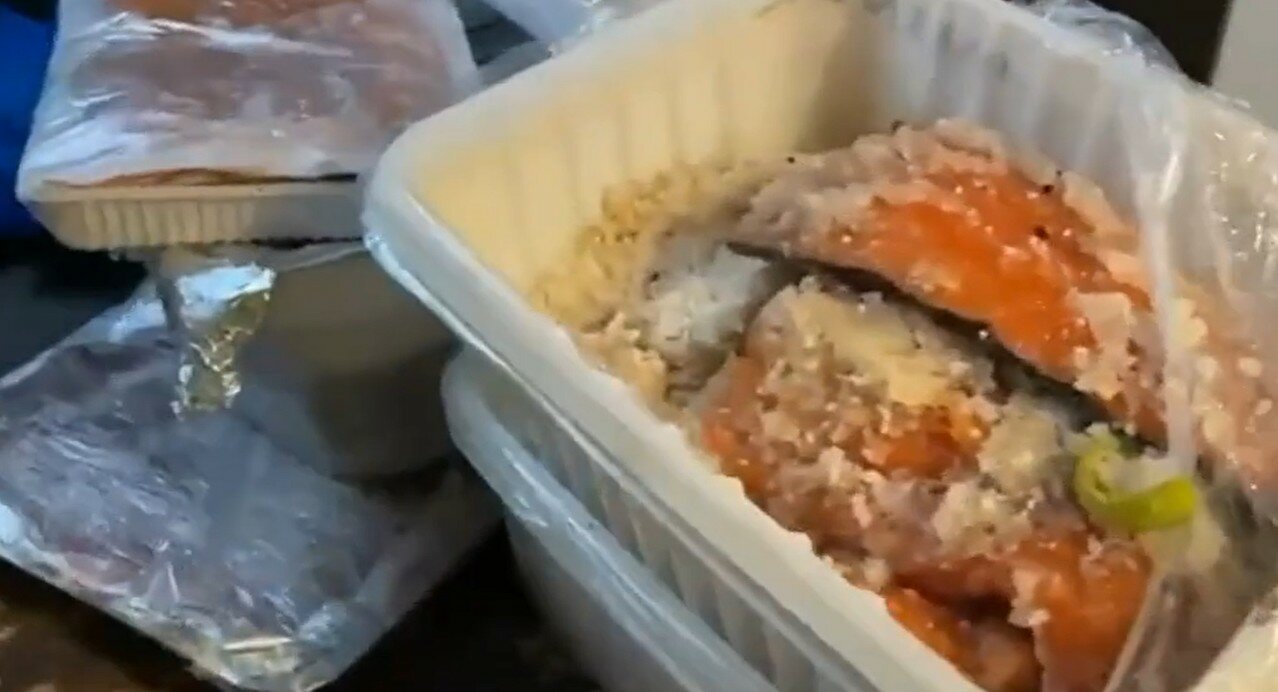 Pesce da buttare, chiuso ristorante ad Aci Trezza Pesce da buttare, chiuso ristorante ad Aci Trezza