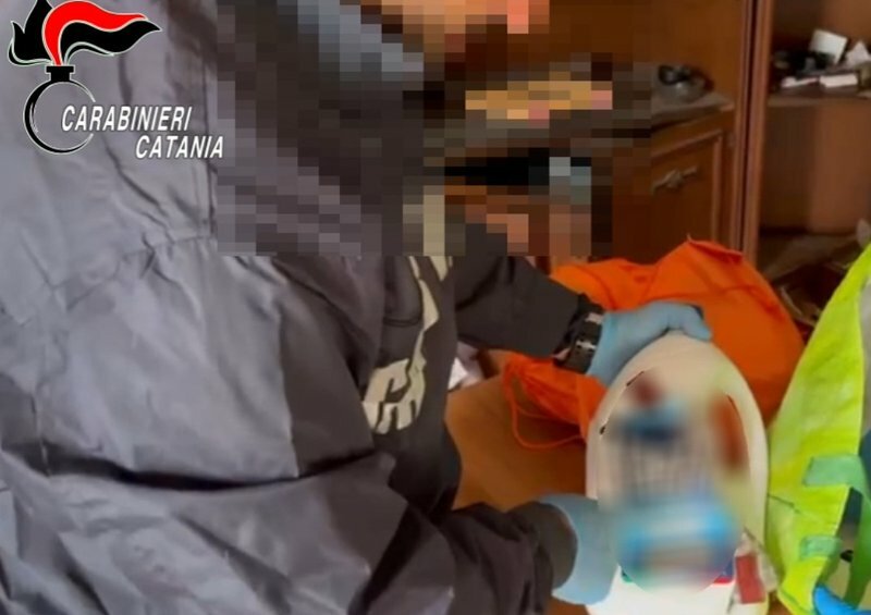 Catania, pistole nascoste nel flacone di candeggina