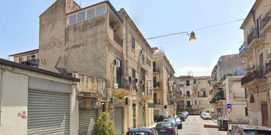 Rimproverano ragazzini: marito e moglie picchiati