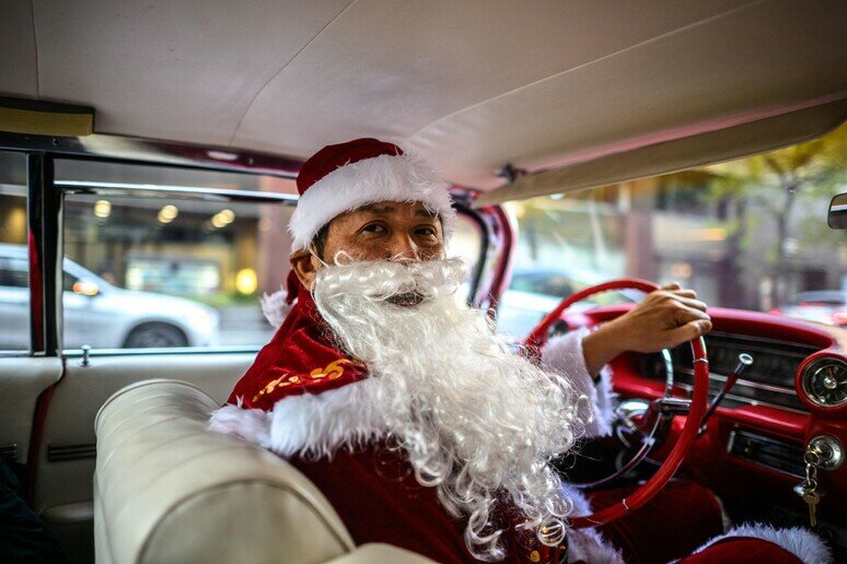 Agenti vestiti da Babbo Natale arrestano gang di narcos