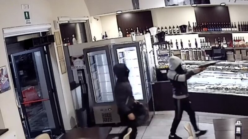 Catania, assalto al bar armati di fucile