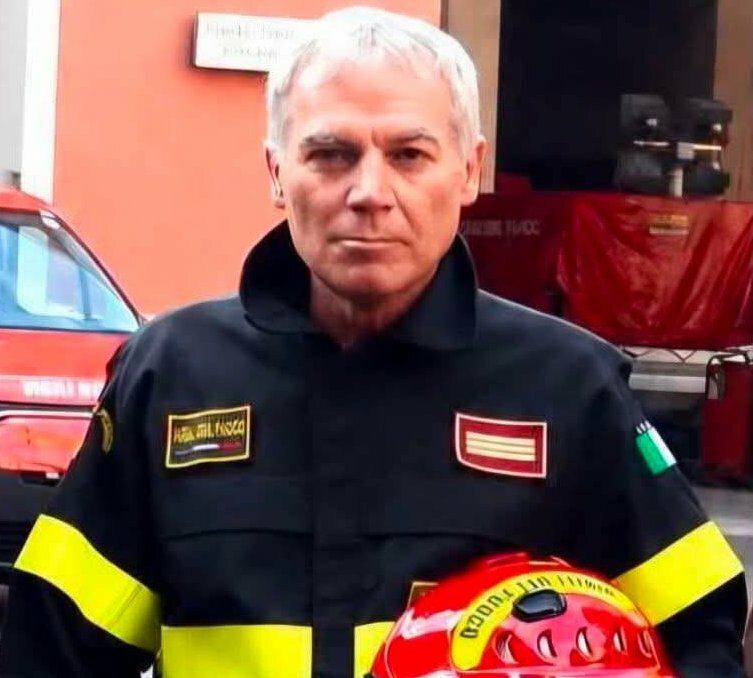 Vigile del fuoco si accascia e muore mentre spegne l'incendio