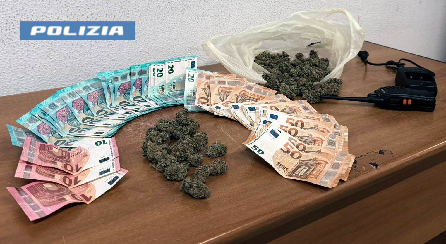 Con la ricetrasmittente in attesa dei clienti: 19enne non passa inosservato