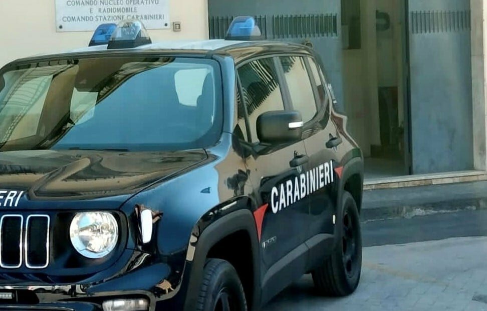 Violenta, sequestra e picchia l'ex compagna Violenta, sequestra e picchia l'ex compagna