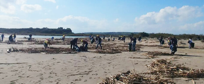 Plastica monouso da record nel Simeto