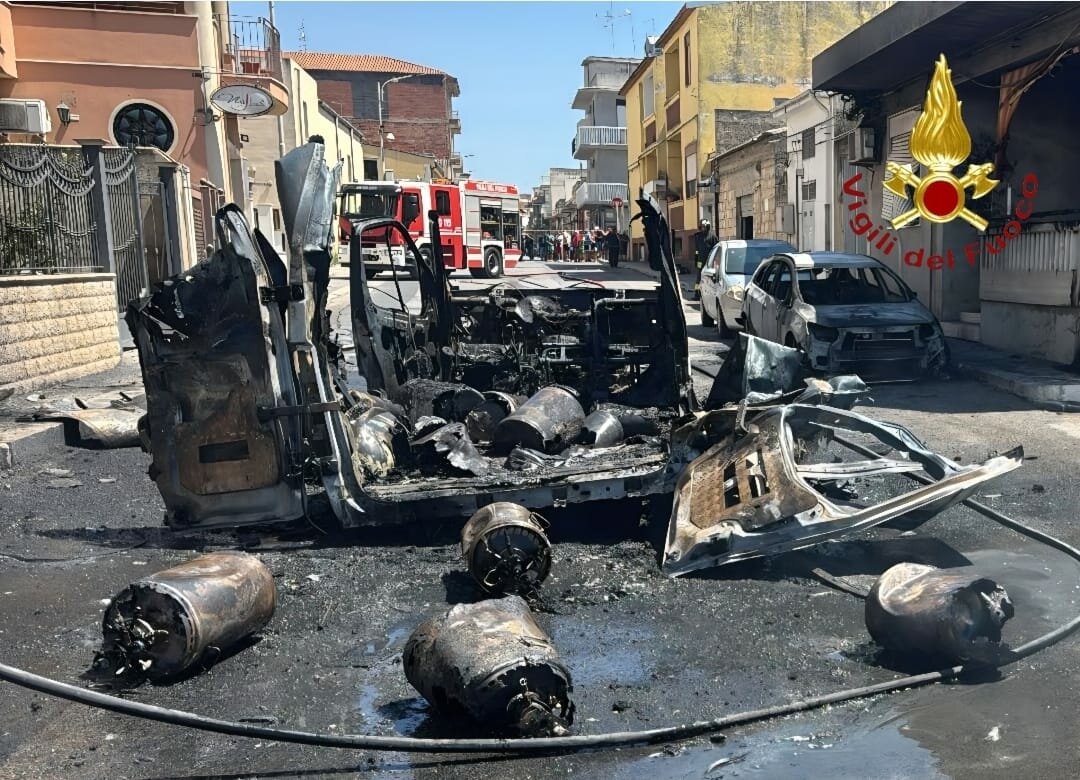 Incendio con esplosione, paura a Vittoria Incendio con esplosione, paura a Vittoria