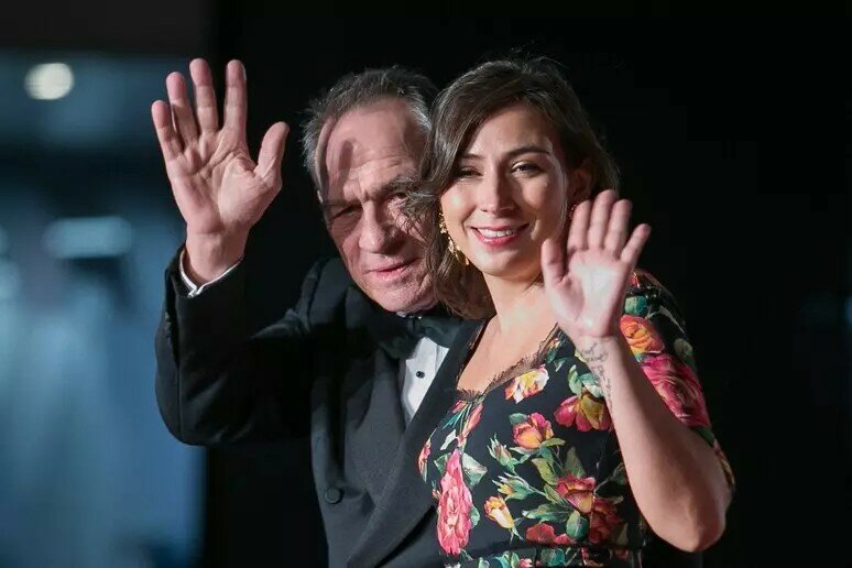 La figlia dell'attore Tommy Lee Jones trovata morta in hotel