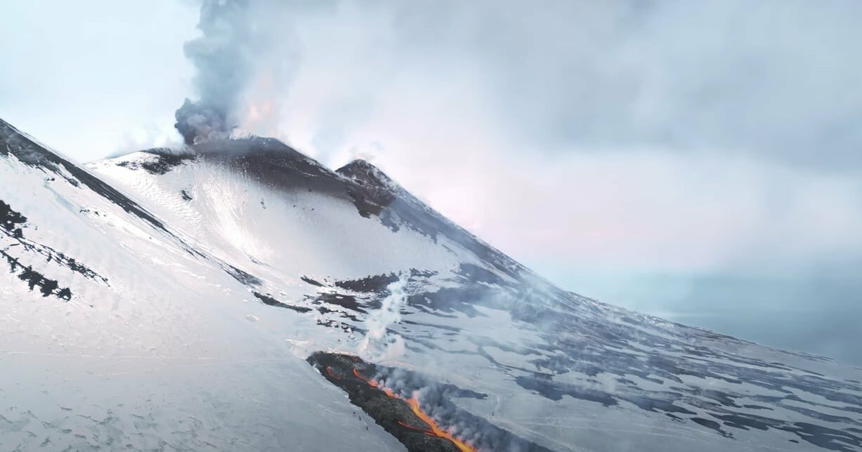Esplosioni e colata: immagini dell'Etna incredibili