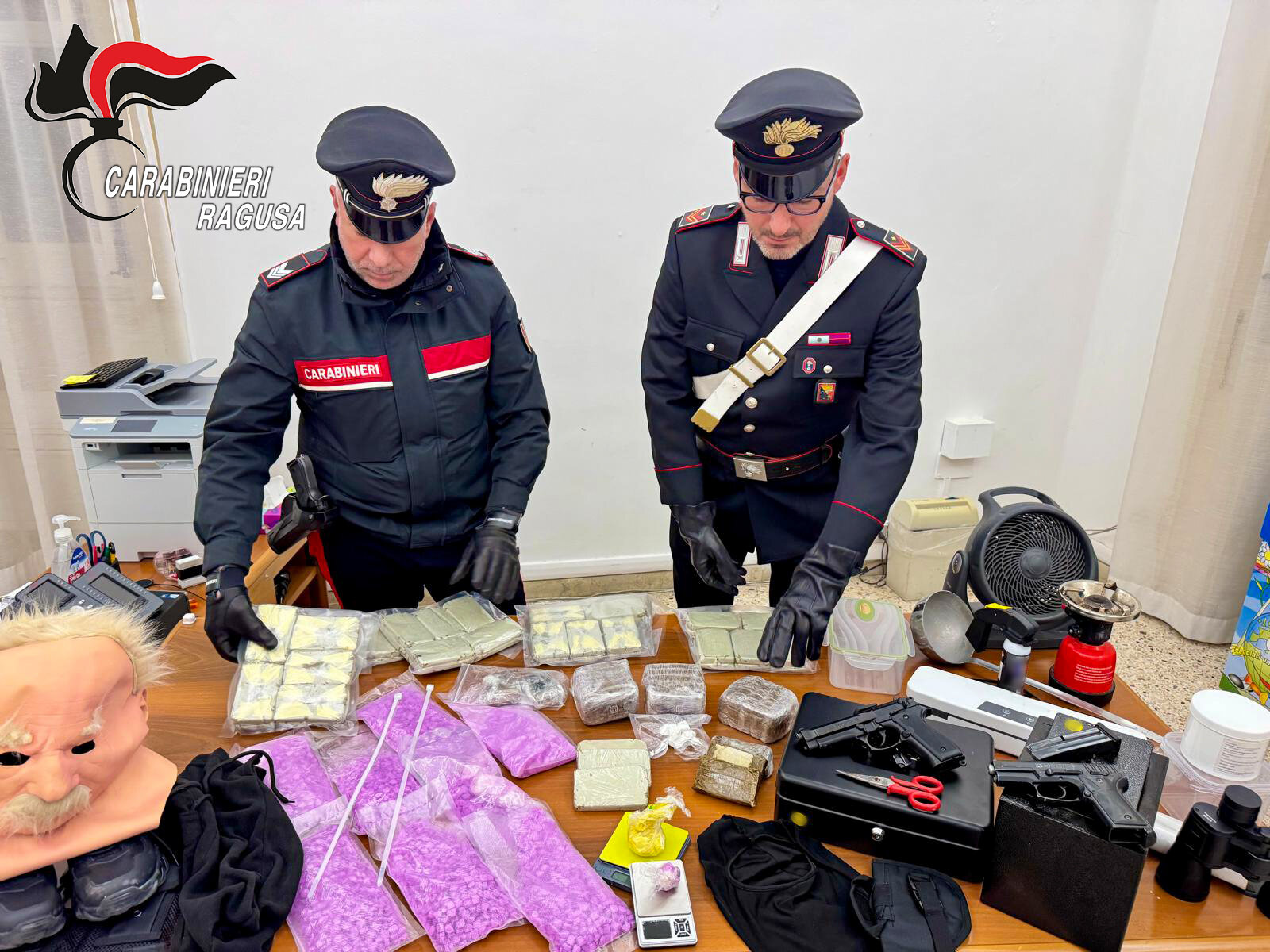 Armi e dieci chili di droga: preso il pusher mascherato