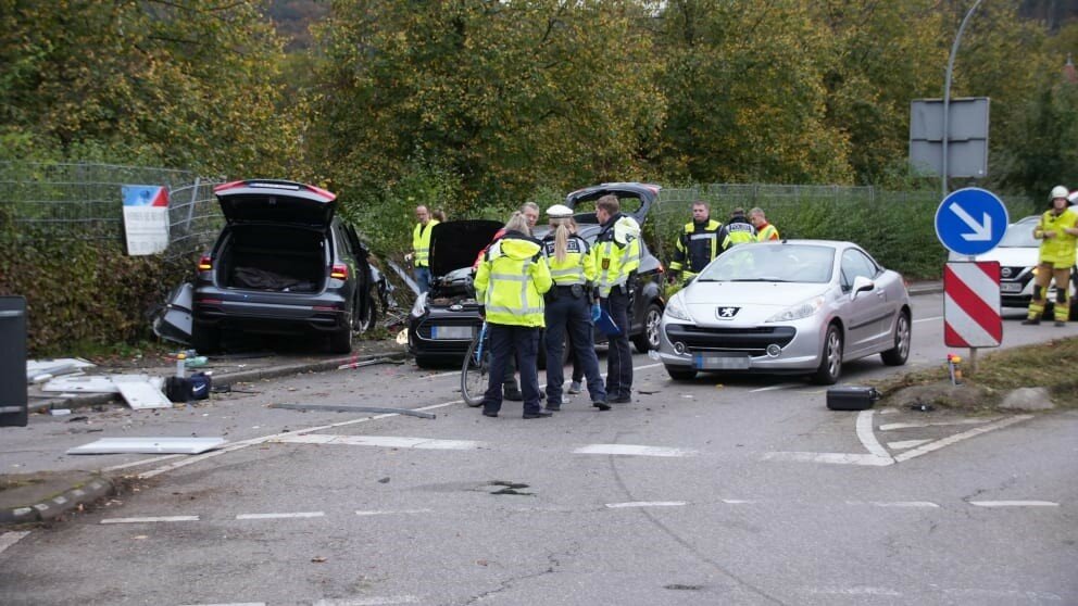 Travolti sul marciapiede, morti mamma e bimbi