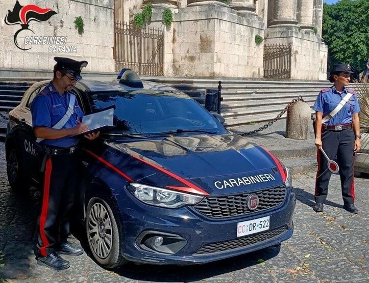 Beccato mentre gioca a carte con gli amici