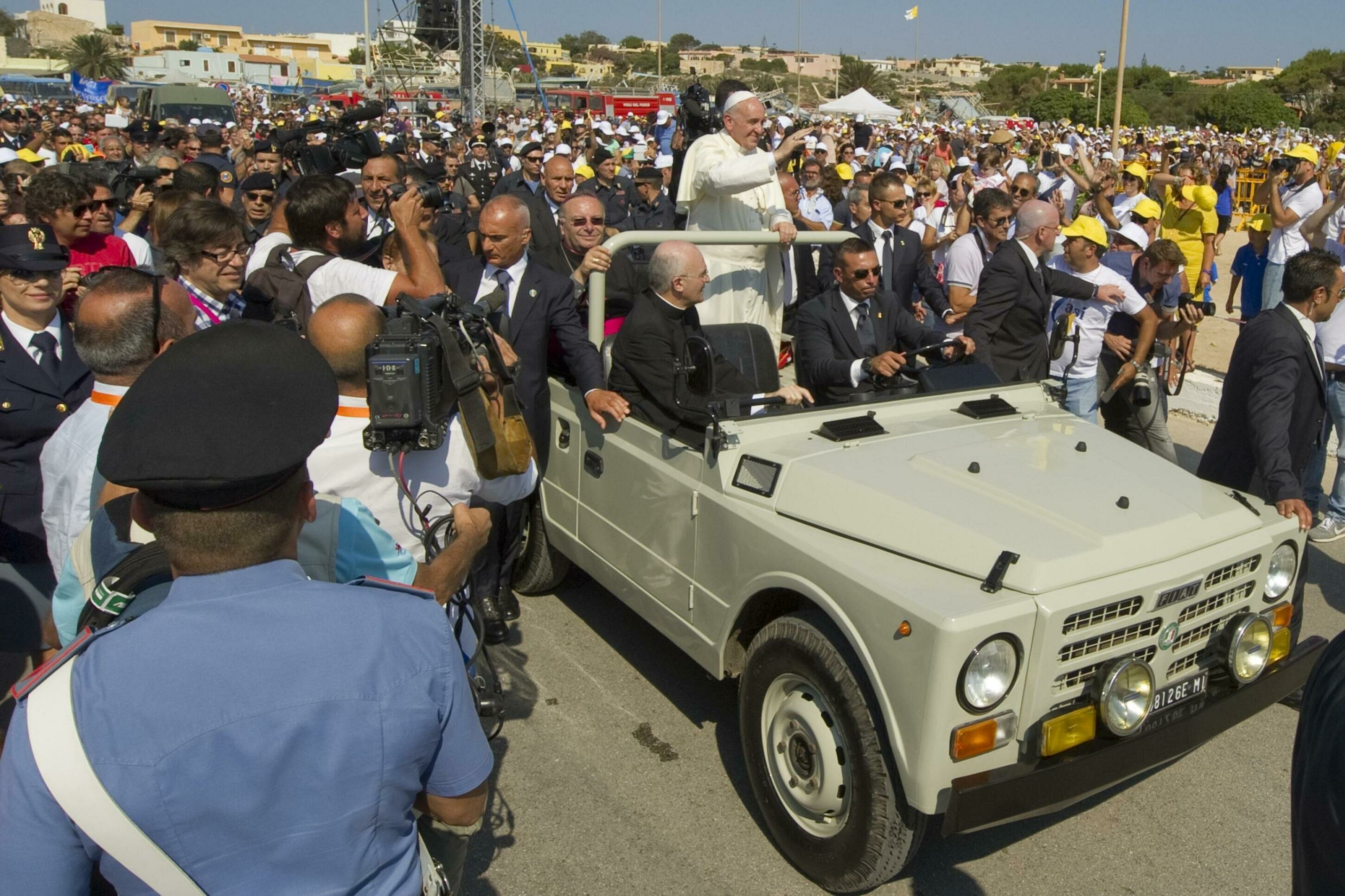Papamobile lampedusana per Leone