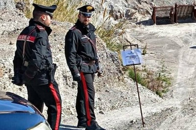 Una discarica dentro la cava di pietra pomice