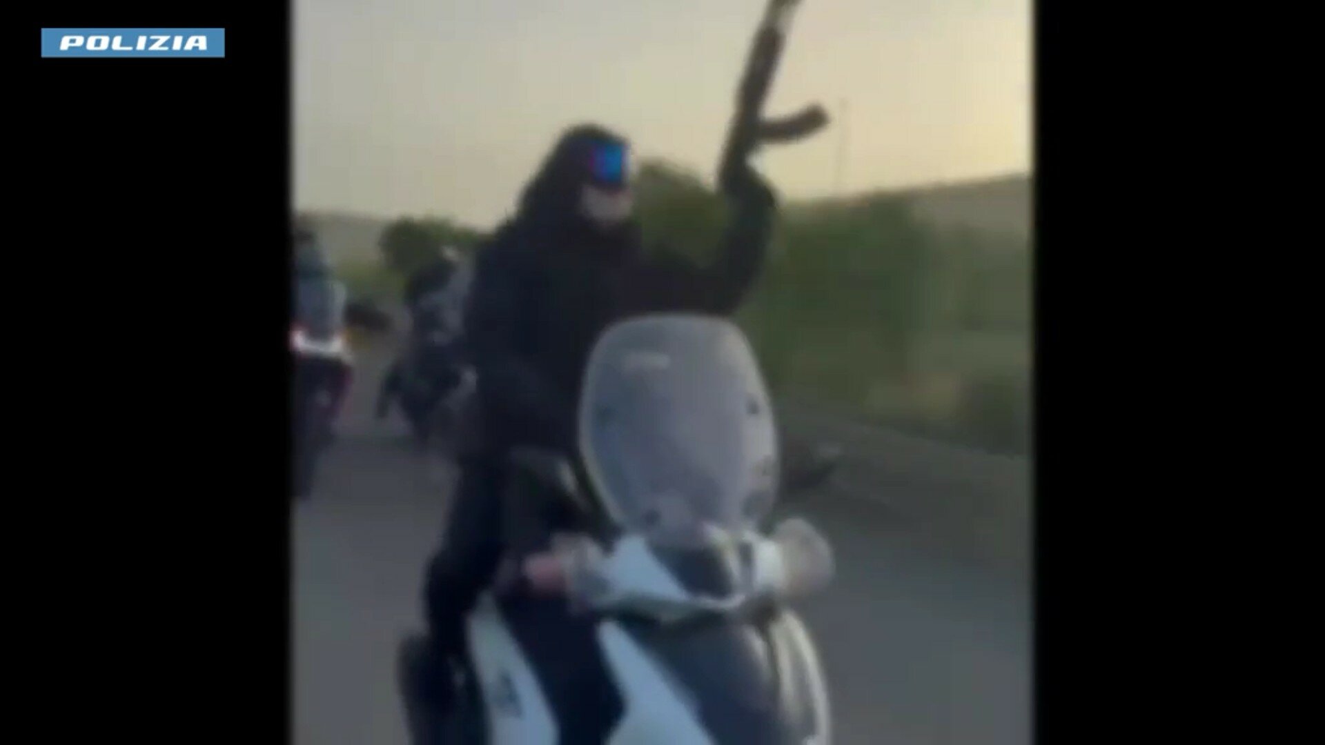 Corsa clandestina con il kalashnikov: arrestato