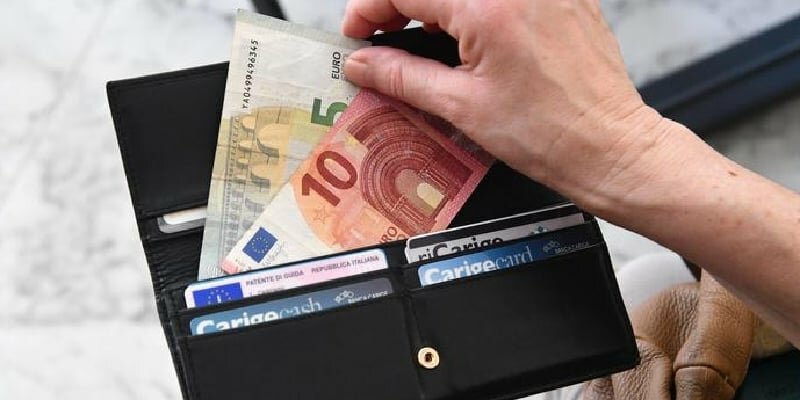 Trova portafogli con 1.800 euro e lo porta in questura