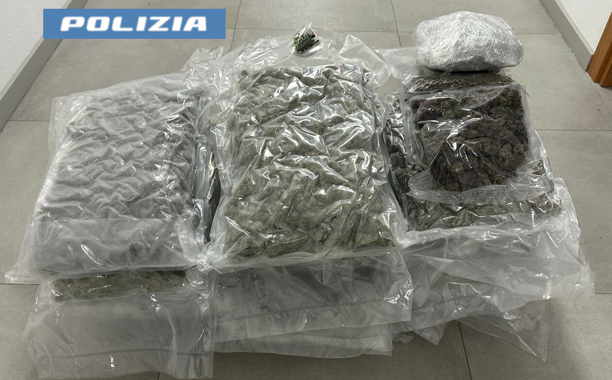 Catania: 15 chili di marijuana nell'auto parcheggiata sotto casa