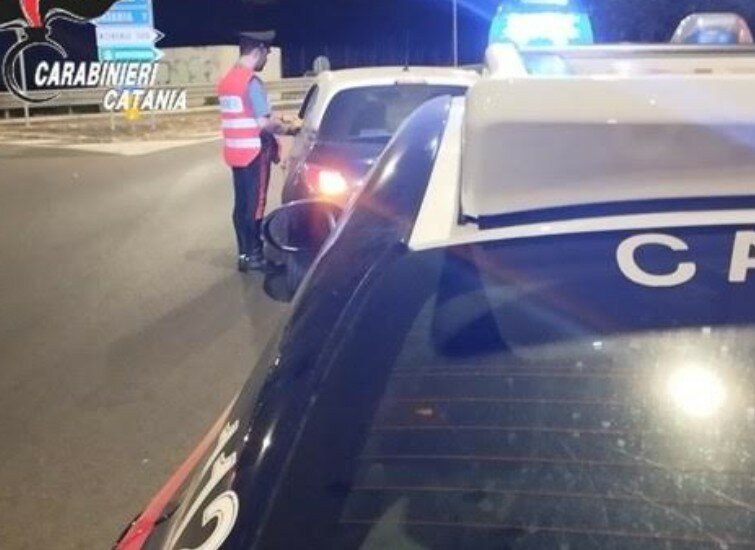 Ubriaca alla guida si schianta sulle auto Ubriaca alla guida si schianta sulle auto