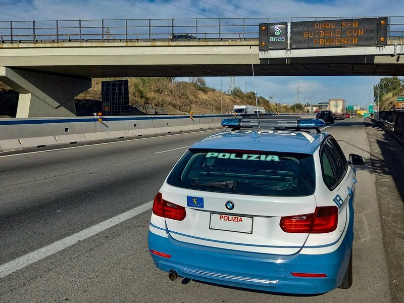 Provoca incidente e si spaccia per un altro