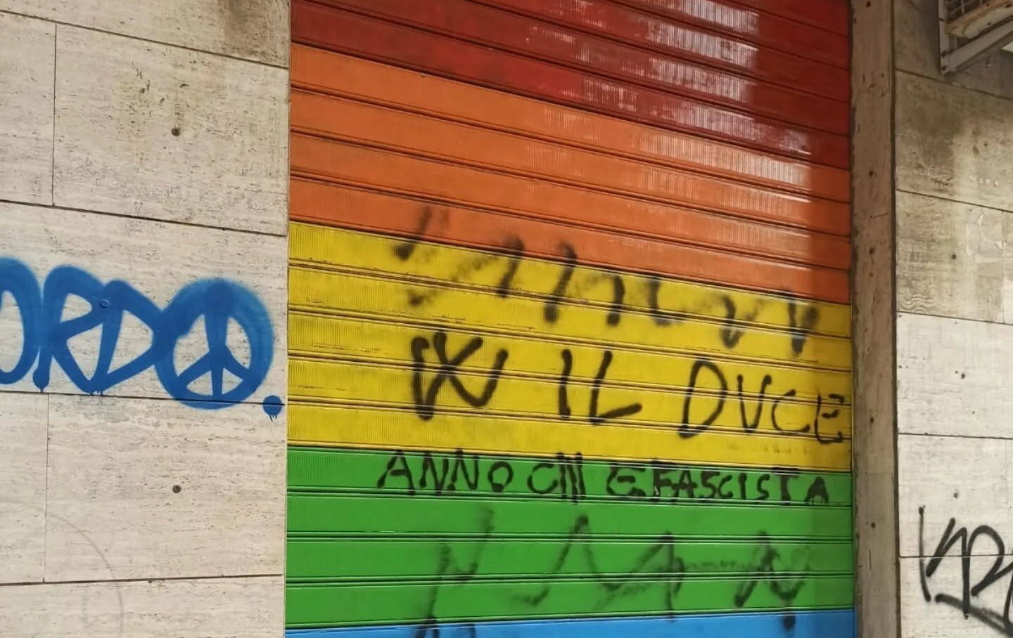 Sede dell'Arcigay imbrattata con la vernice