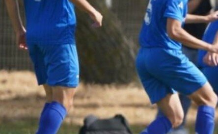In giro con la maglia rubata al calciatore prima della partita: preso In giro con la maglia rubata al calciatore prima della partita: preso