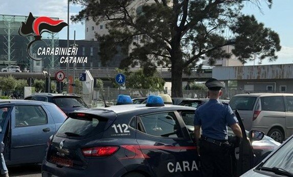 Catania: il posteggiatore lo minaccia, l'80enne non si lascia intimorire