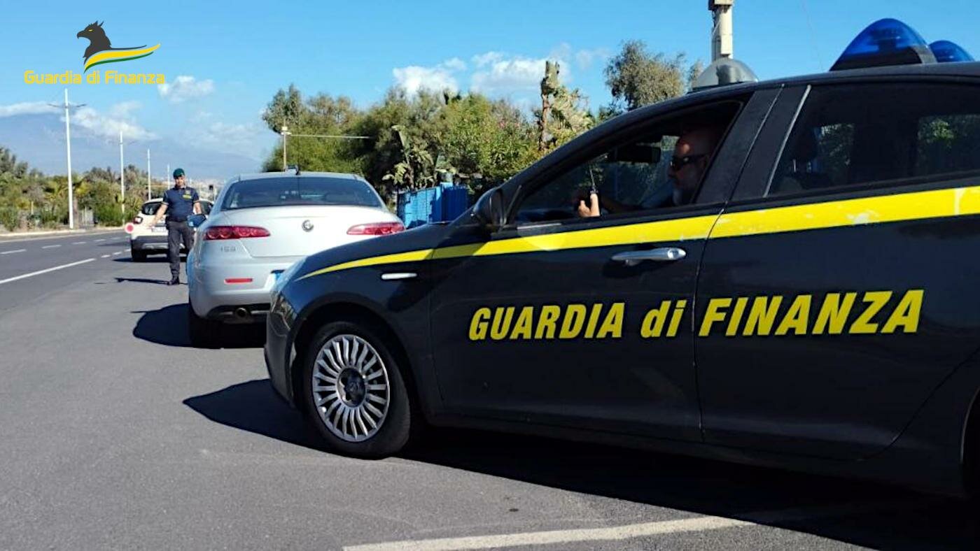 Scappa con l'auto rubata, poi spara ai finanzieri