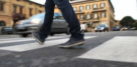 Moto investe pedone: 3 feriti