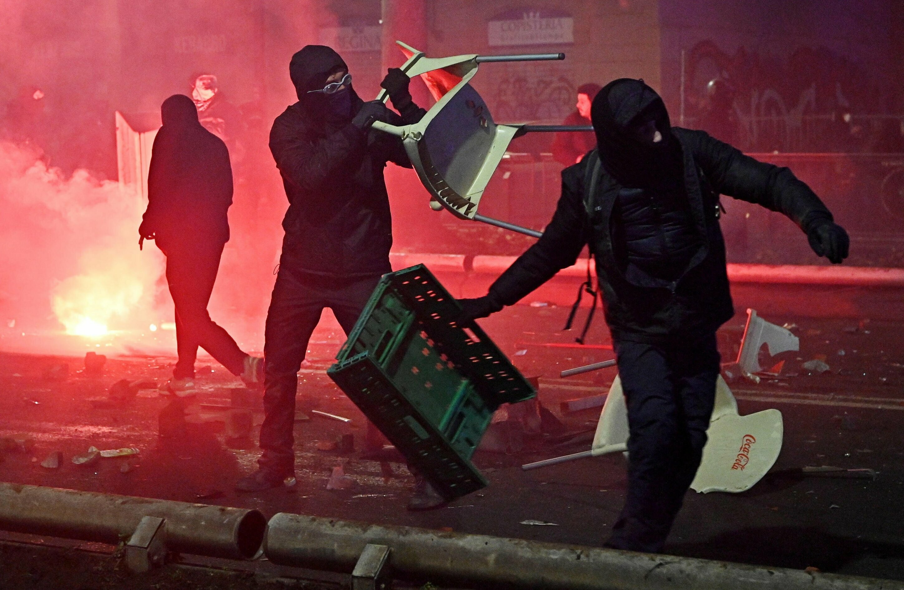 Scontri a Torino per Askatasuna: botte e martellate a poliziotto