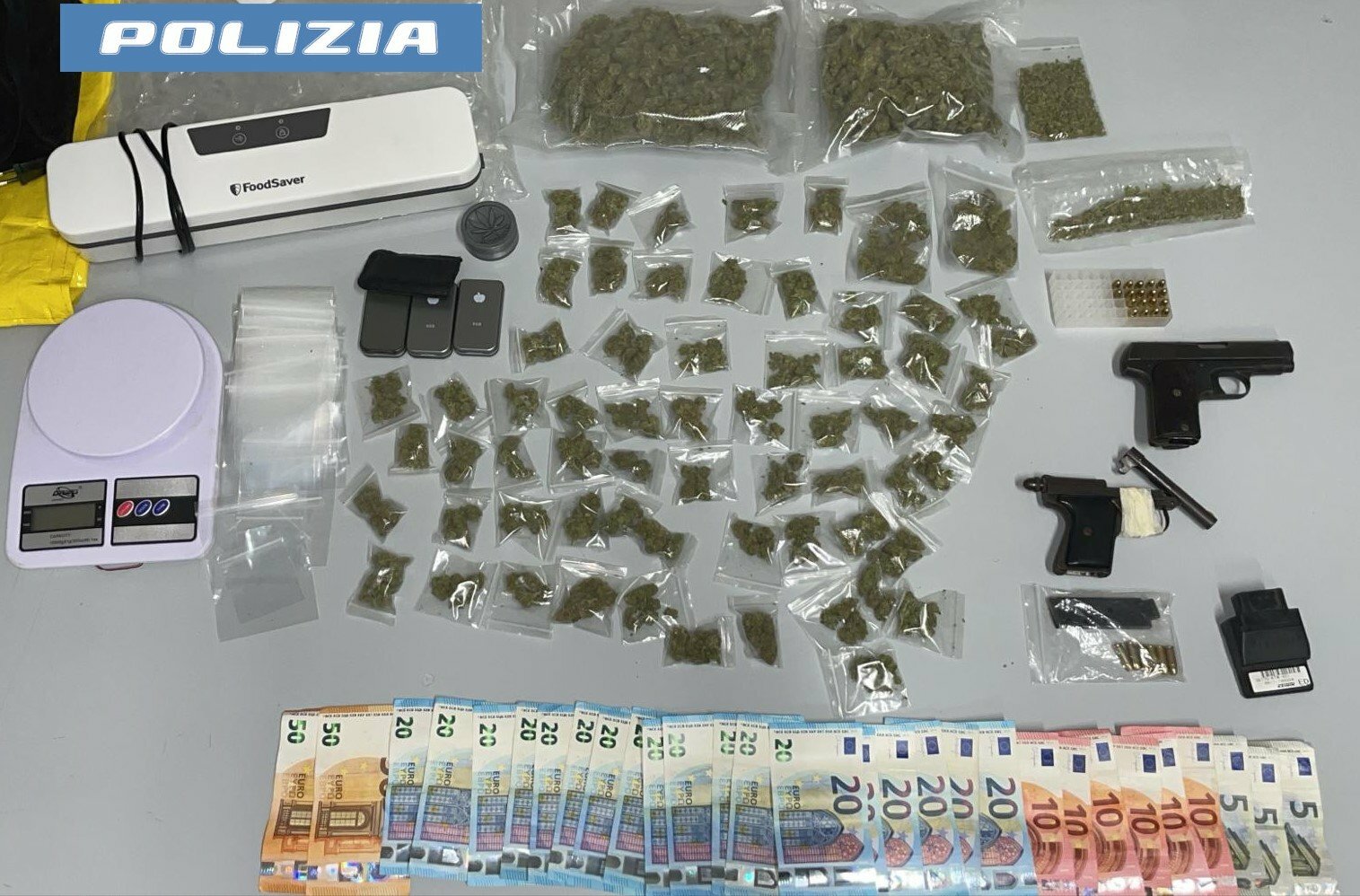 Catania, a 17 anni con la pistola in camera da letto
