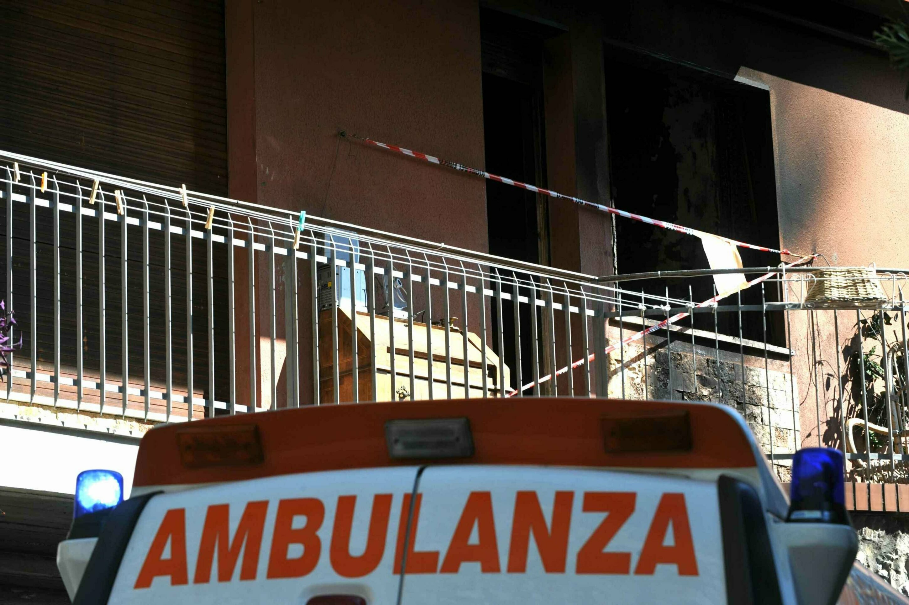Bimbo di 5 anni precipita dal terzo piano e muore Bimbo di 5 anni precipita dal terzo piano e muore